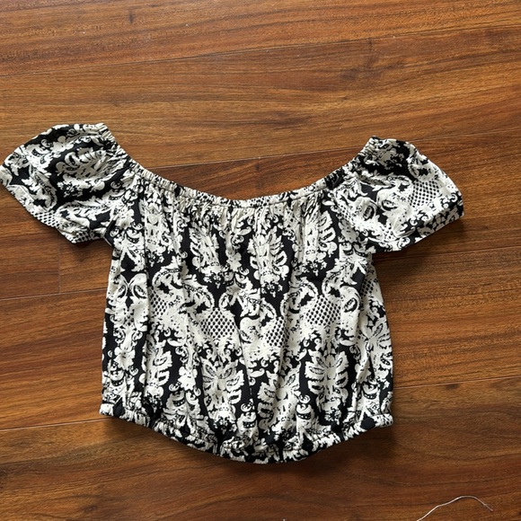 LF Off the Shoulder Crop Top - Picture 2 of 4